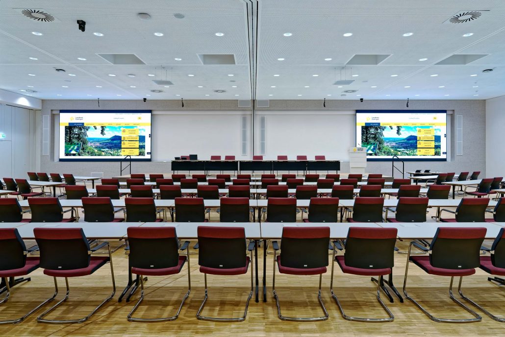 Zwei LED-Videowalls im großen Sitzungssaal des Landratsamts Esslingen lassen sich getrennt nutzen oder zu einer durchgehenden Großbildfläche verbinden.