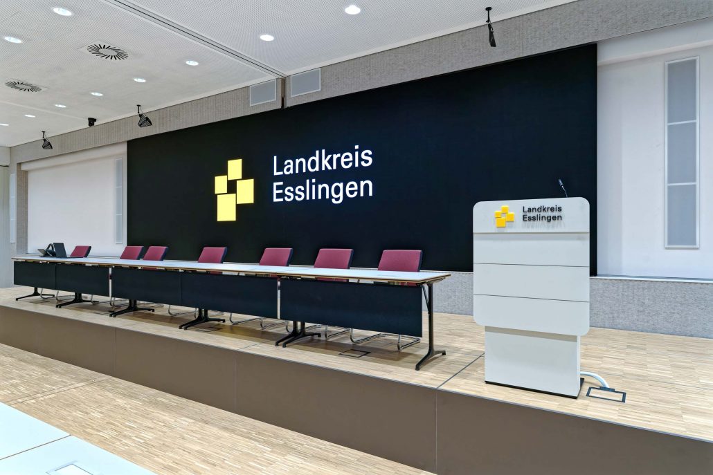 Beam-Steering-Lautsprecher sorgen im großen Sitzungssaal des Landratsamts Esslingen für hohe Sprachverständlichkeit.