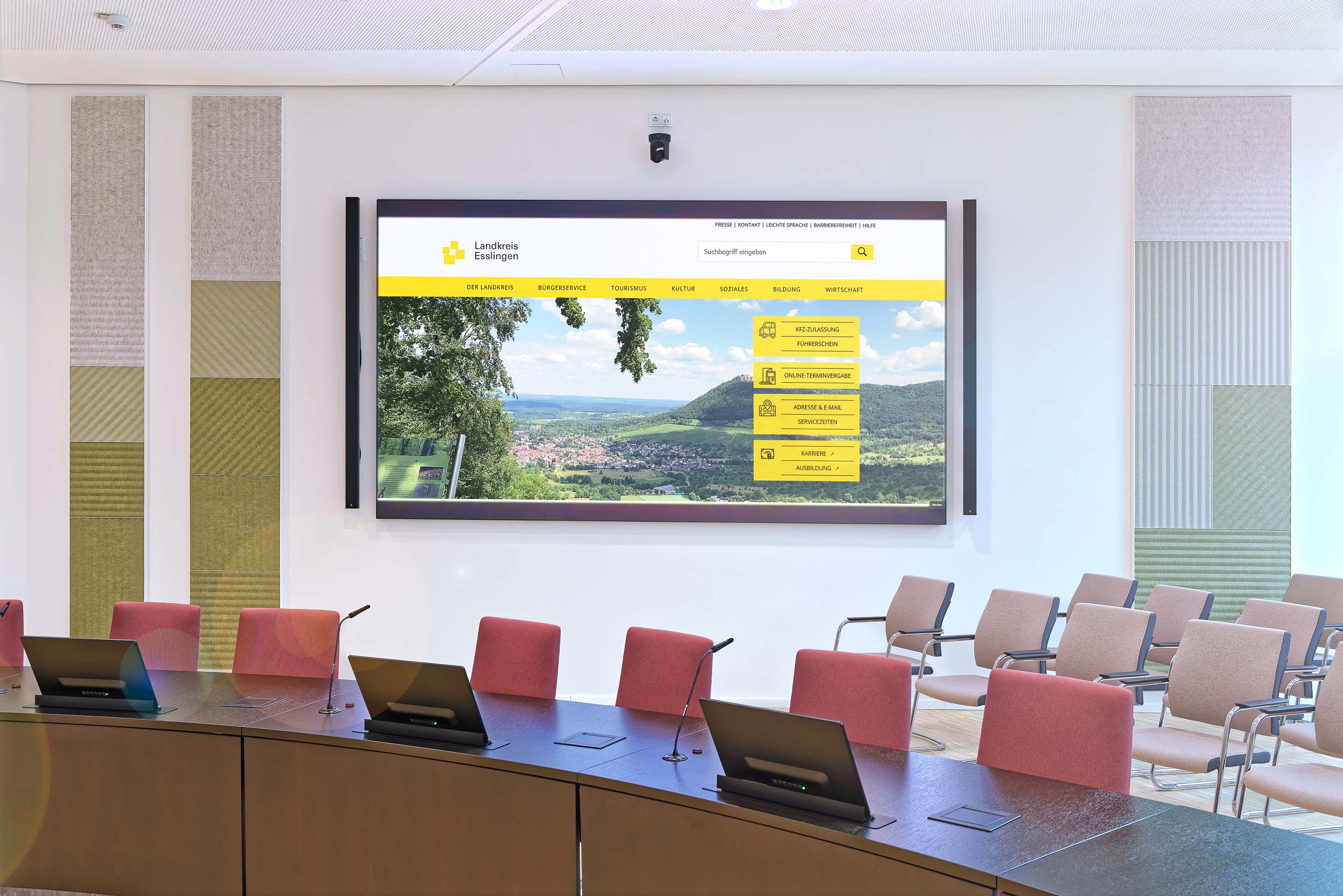 LED-Videowall im kleinen Sitzungssaal des Landratsamts Esslingen für Präsentationen, digitale Gremienarbeit und hybride Sitzungen.