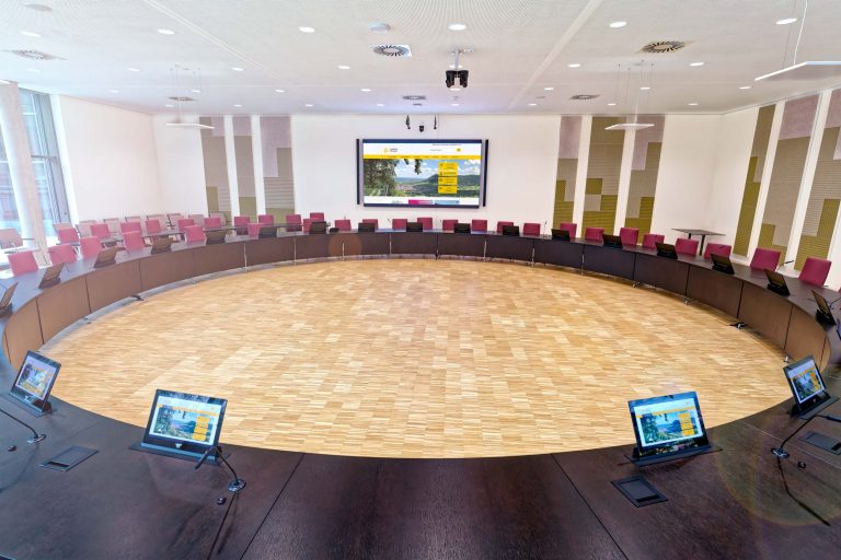 Moderner Sitzungssaal im Landratsamt Esslingen mit LED-Videowall für digitale Gremienarbeit und hybride Sitzungen.