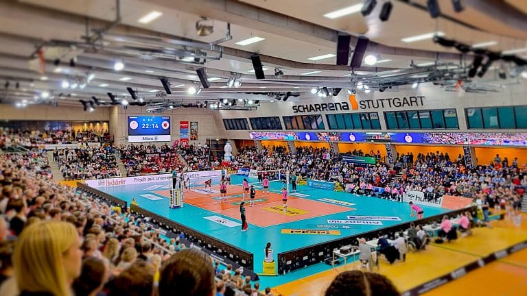 Hallenansicht SCHARRena Stuttgart mit Blick auf Spielfeld und eingebauter LED-Wand Techinik